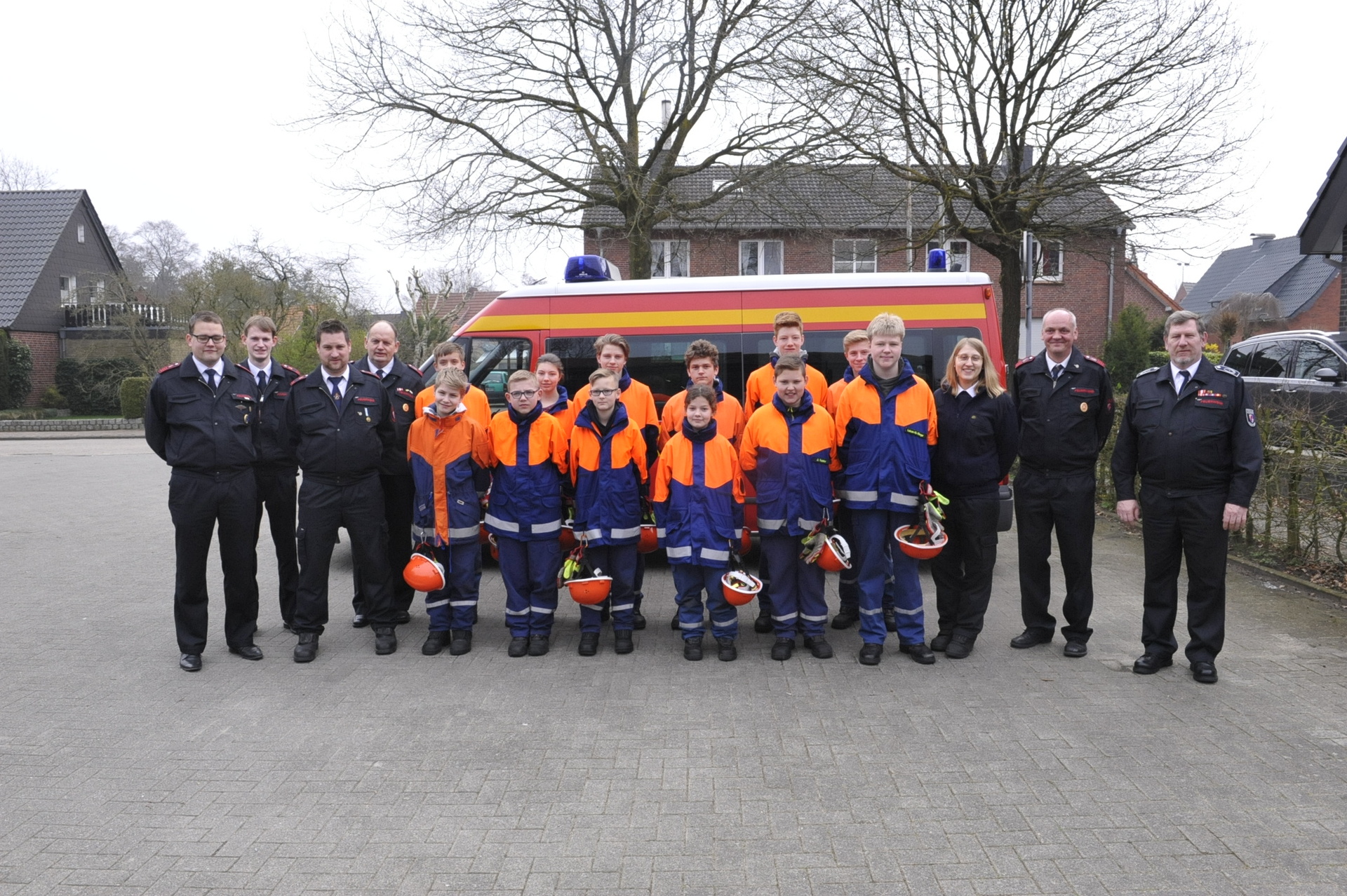 Die zwölf Teilnehmerinnen und Teilnehmer aus der Jugendfeuerwehr Horstmar für das Abzeichen Jugendflamme I. Daneben StBI Thomas Jüditz, StJFW Dietmar Wahlers und sein Stellvertreter Jürgen Schulenkorf mit ihrem Betreuer-Team.